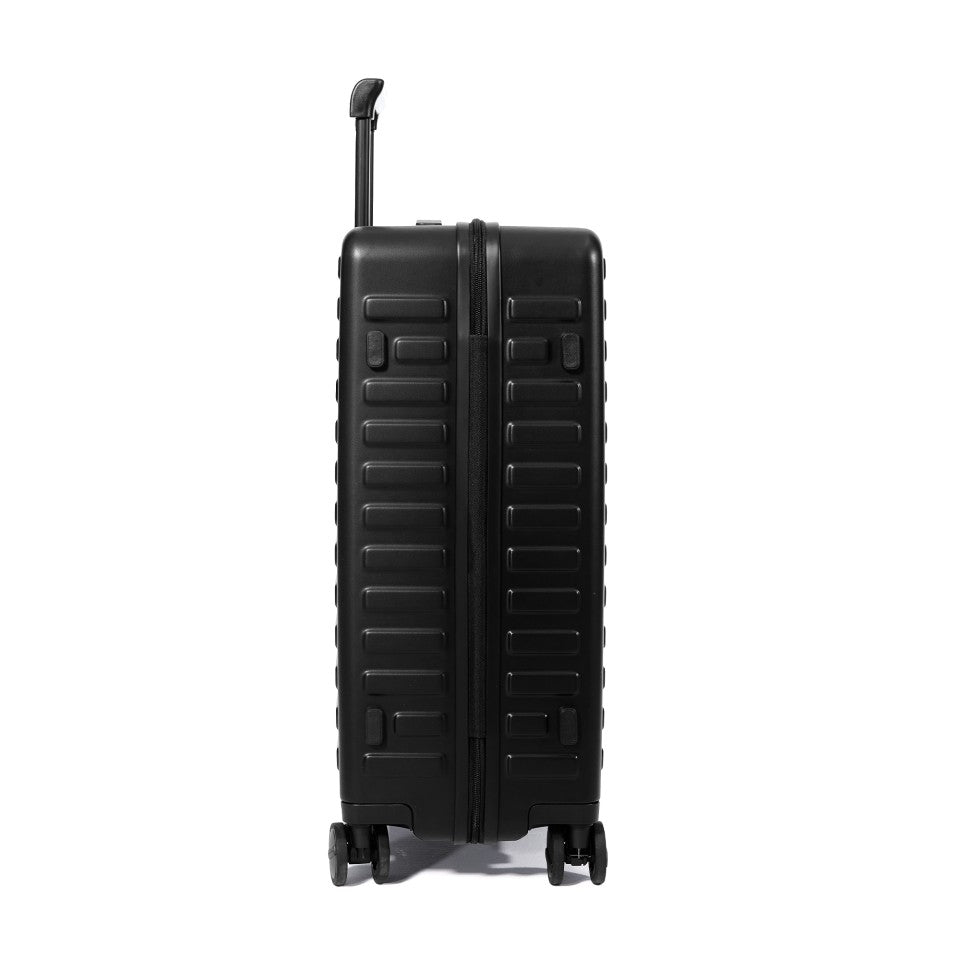 A high-end zipper model from the Traveler series.