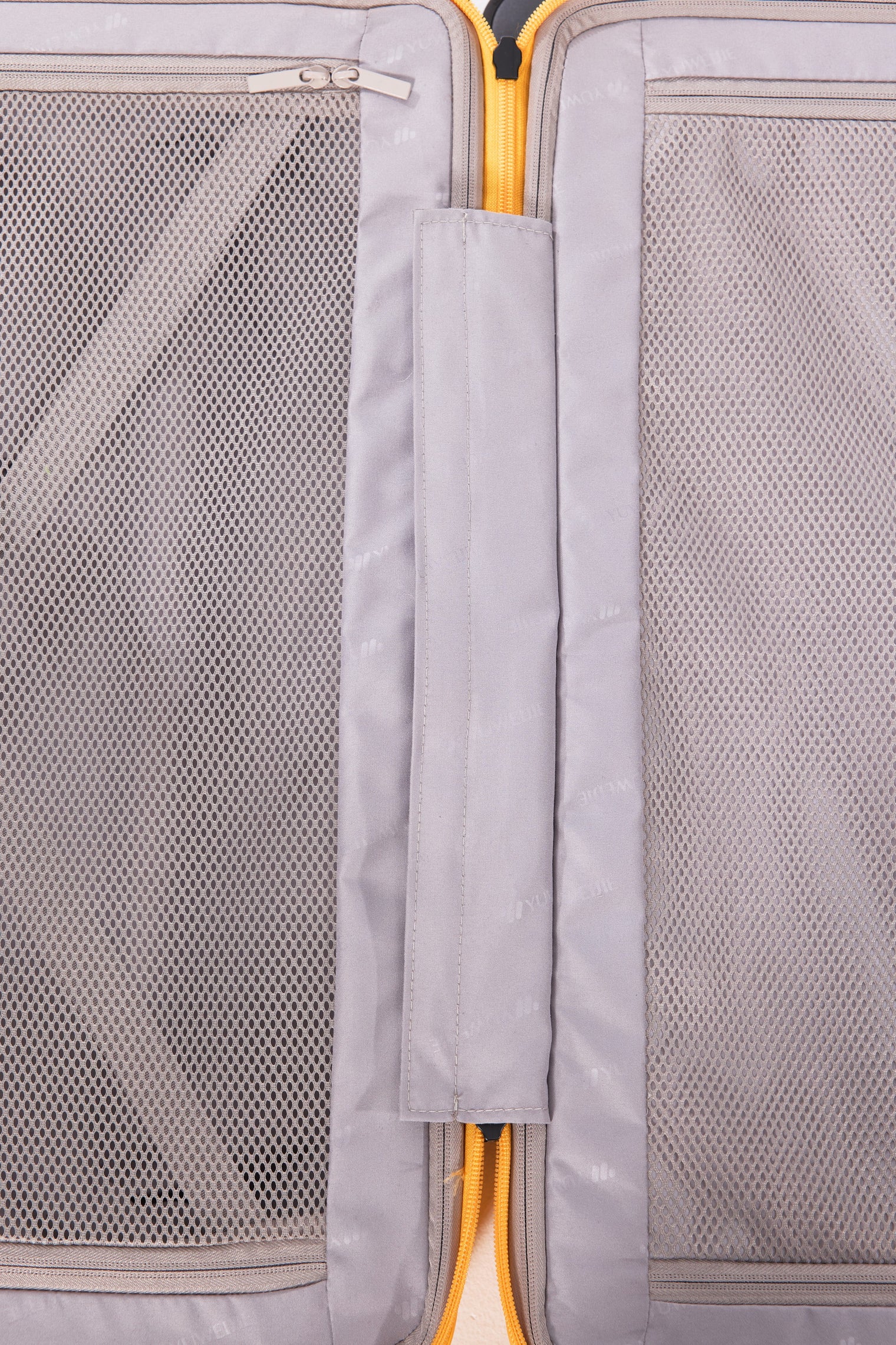 A high-end zipper model from the Traveler series.