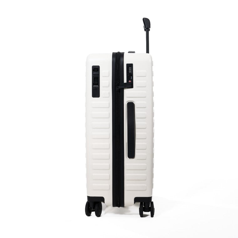 A high-end zipper model from the Traveler series.