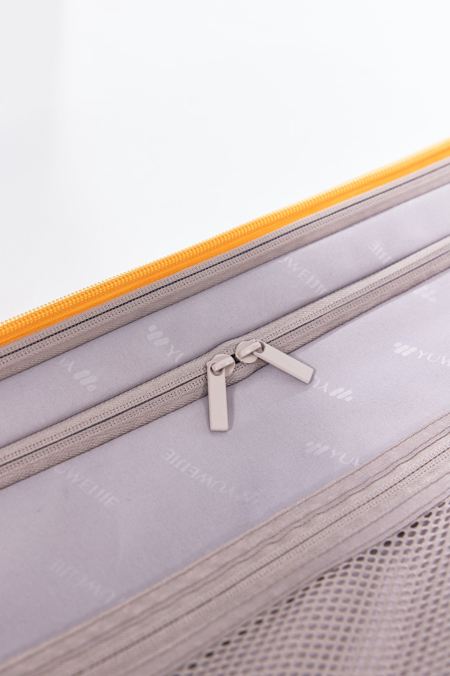 A high-end zipper model from the Traveler series.