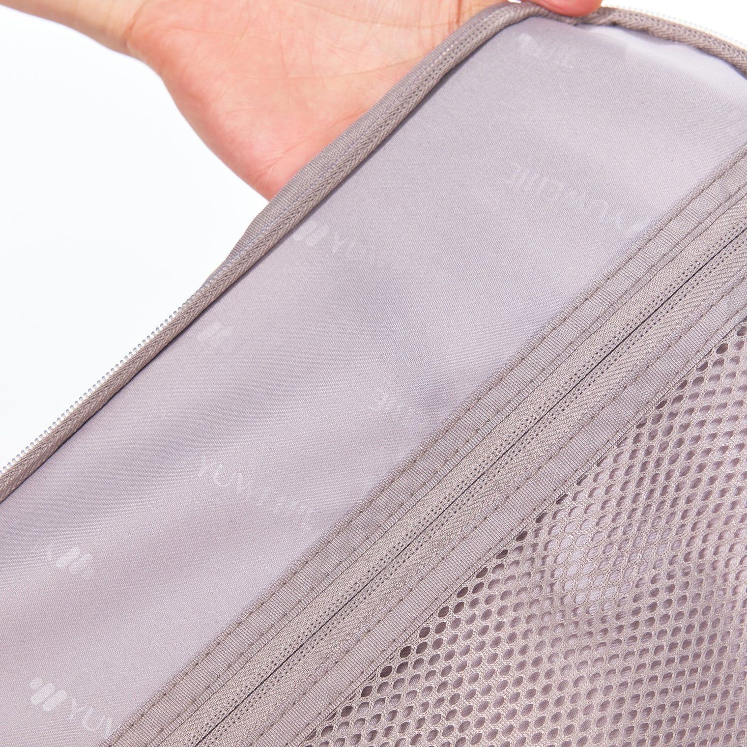 A high-end zipper model from the Traveler series.