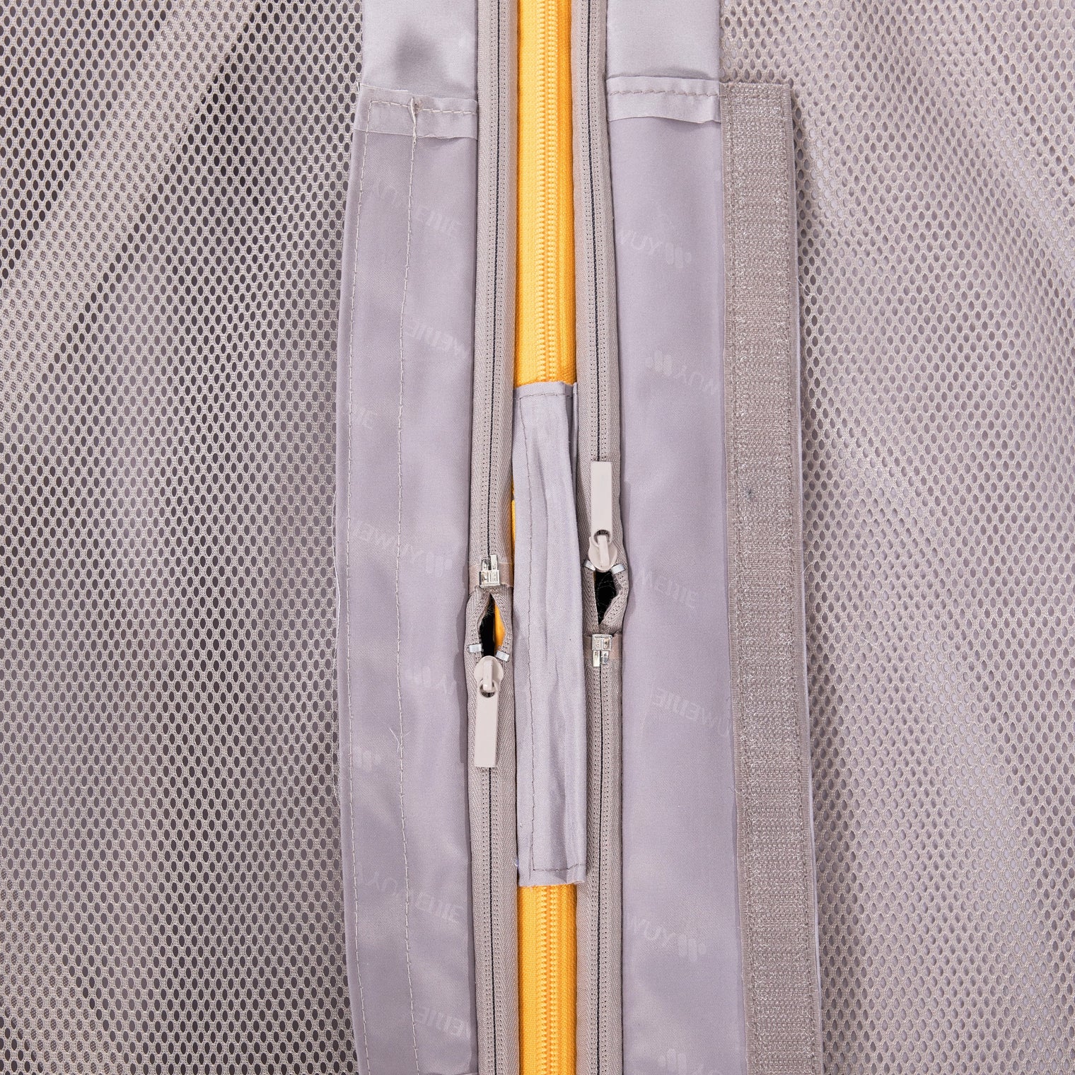 A high-end zipper model from the Traveler series.